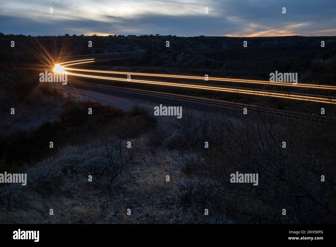 Leichte Wanderwege in der Nacht, Foto des Zuges Stockfoto