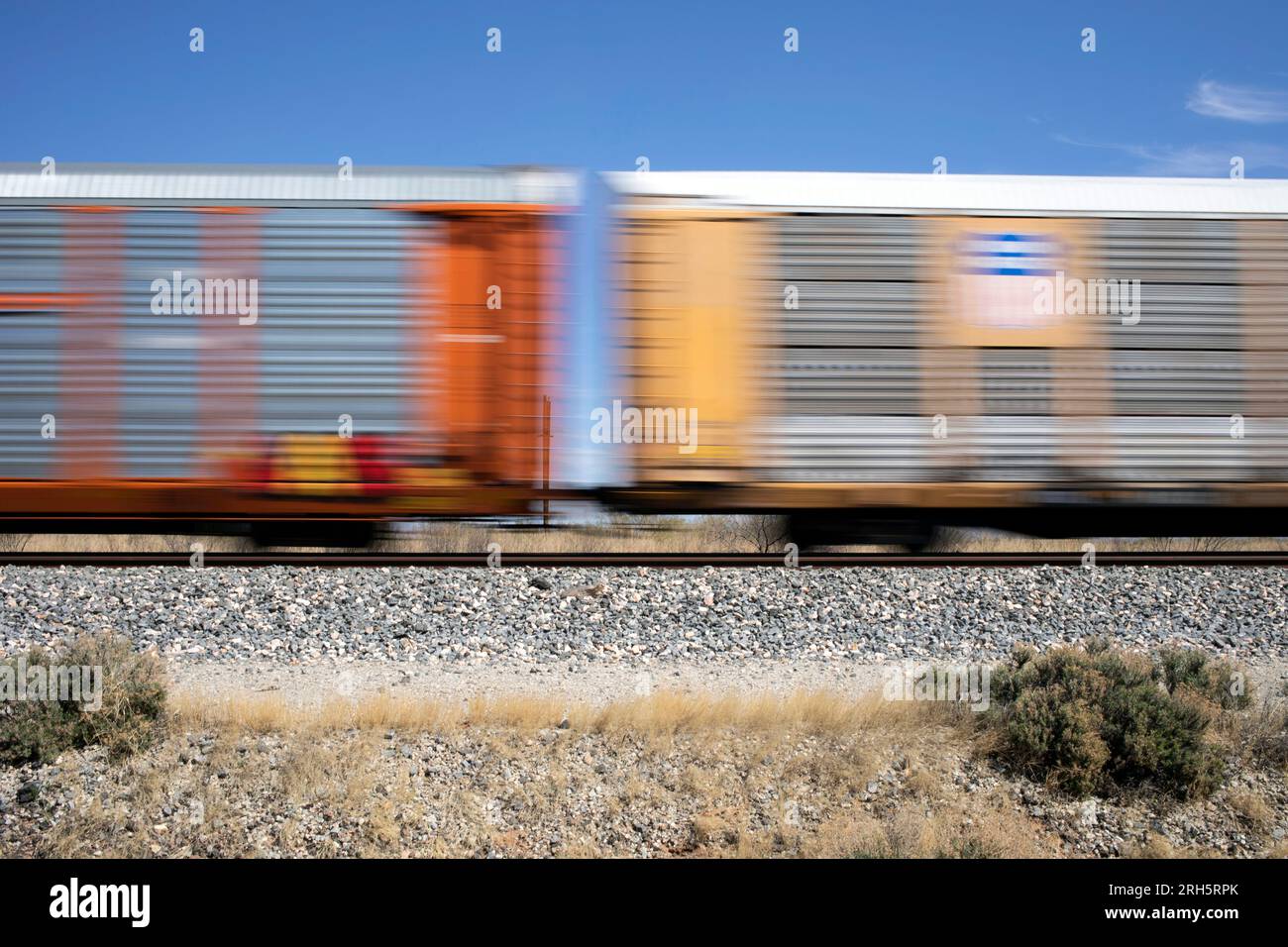 Güterwaggons werden auf dem grafischen Seitenprofilfoto verschwommen dargestellt Stockfoto