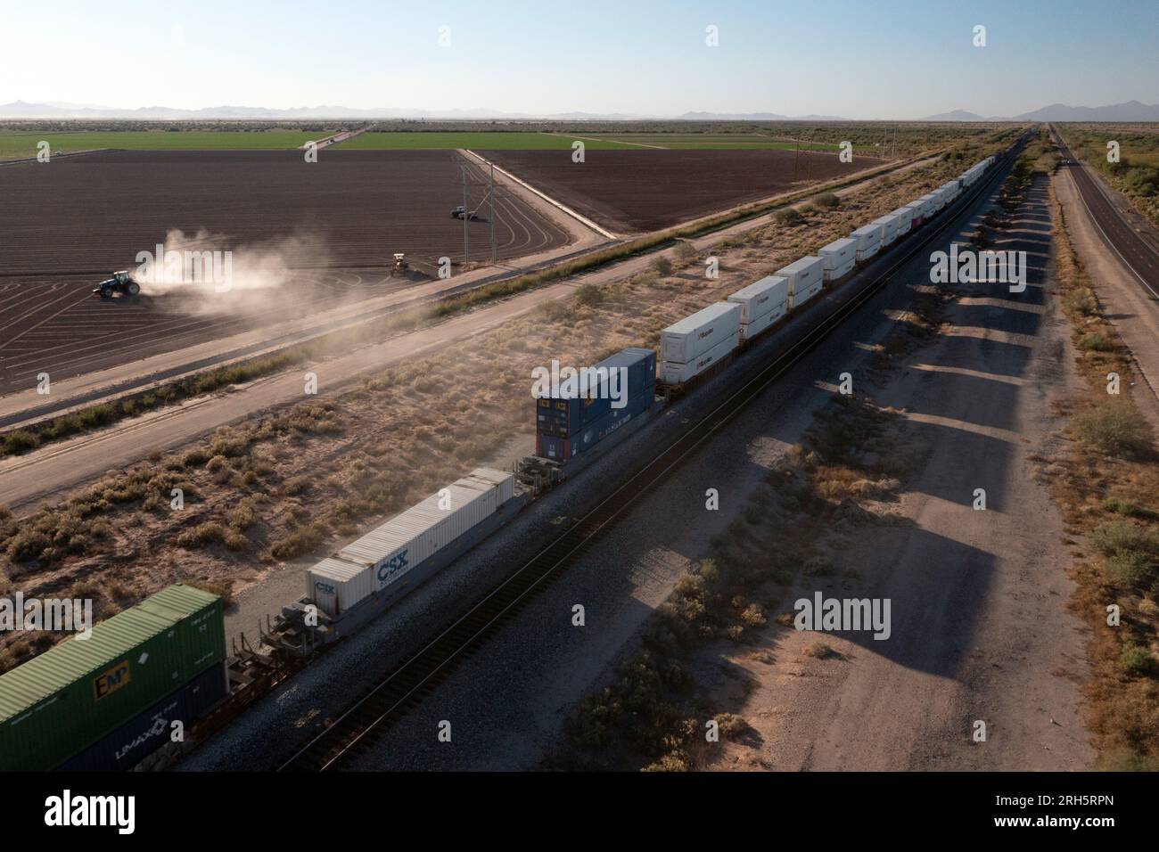 Luftaufnahme auf Ackerland mit Zug durch das Land Stockfoto