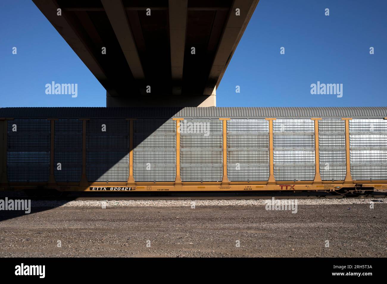 Grafische Ansicht eines unter der Brücke vorbeifahrenden Zugwagens Stockfoto