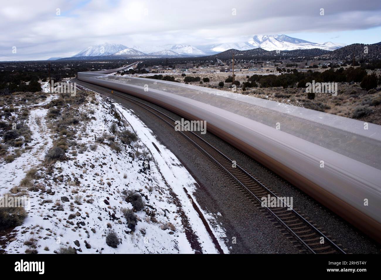 Winterlandschaft mit verschwommenem Zug Stockfoto
