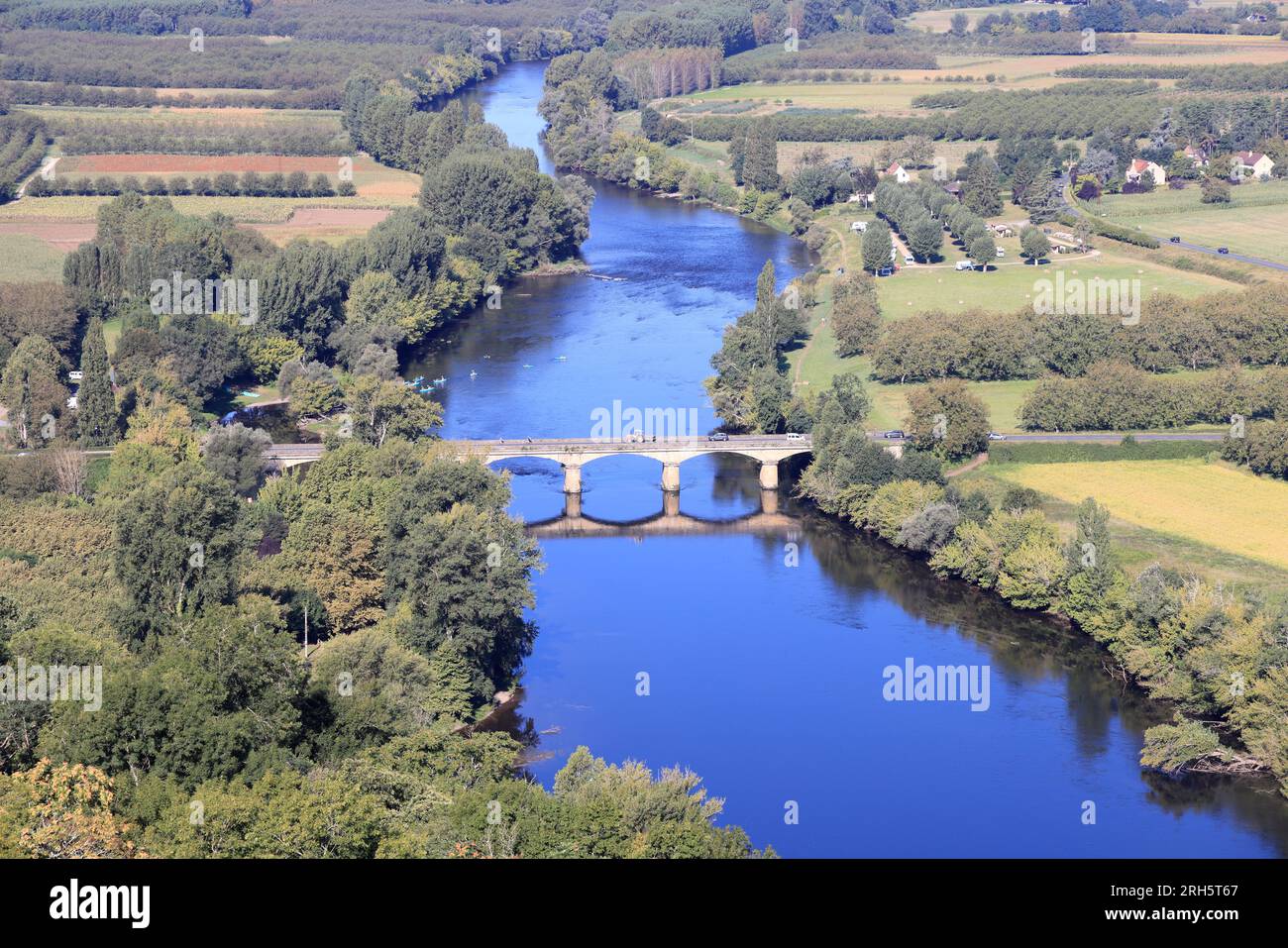 Vue aérienne de la rivière Dordogne entre Domme et La Roque-Gageac en Périgord Noir. La vallée de la Dordogne est une région de polyculture et de Tour Stockfoto