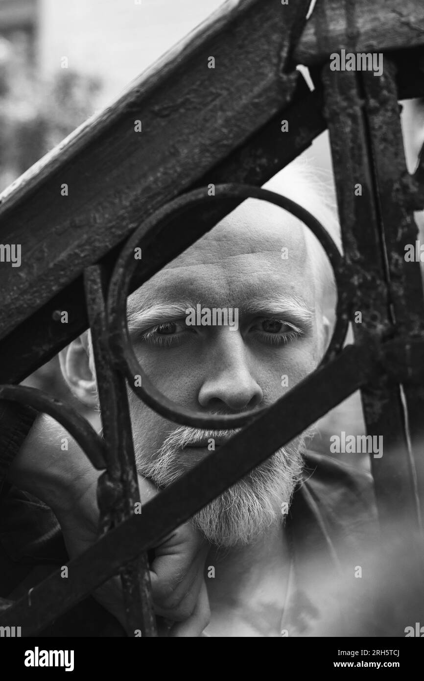 Albino-Mann-Nahaufnahme im Schwarz-Weiß-Stil Stockfoto