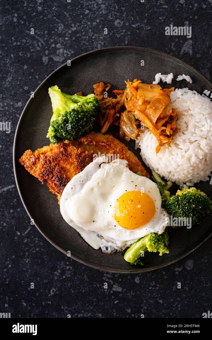 Koreanisches Brathähnchen mit Kimchi, Brokkoli und Ei Stockfotografie ...