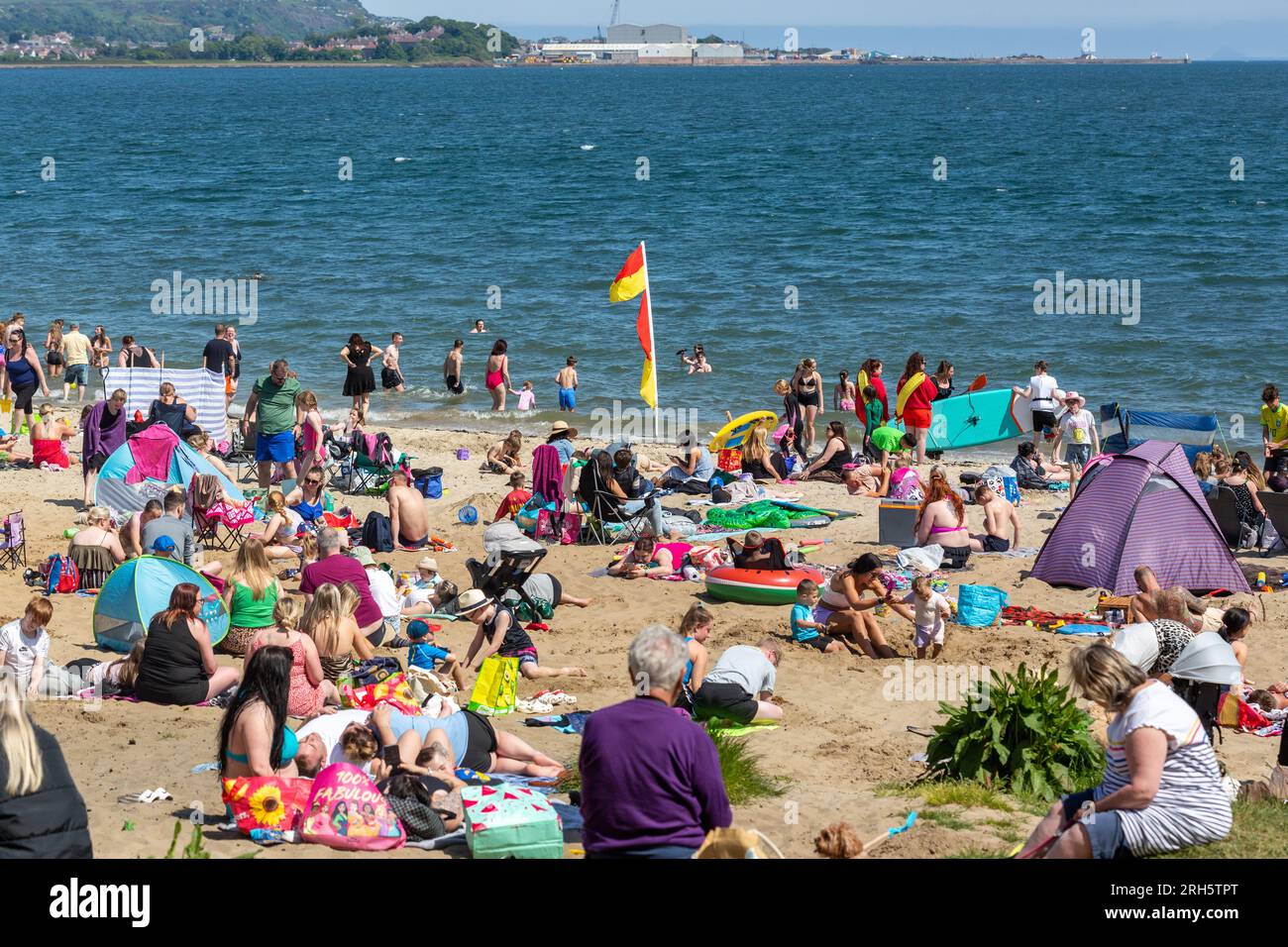 Fifers strömen zum beliebten Silver Sands Beach, während die Temperaturen in Schottland steigen. Stockfoto