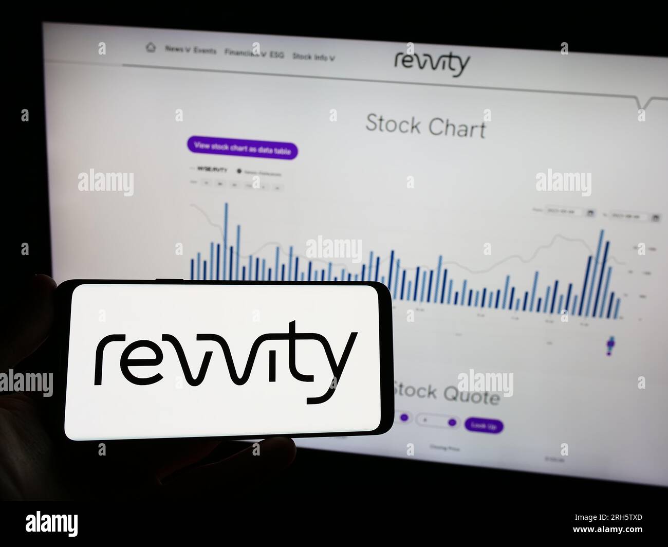 Person, die ein Mobiltelefon mit dem Logo des amerikanischen Life-Sciences-Unternehmens Revvity Inc. Auf dem Bildschirm vor der Webseite hält. Konzentrieren Sie sich auf das Display des Telefons. Stockfoto