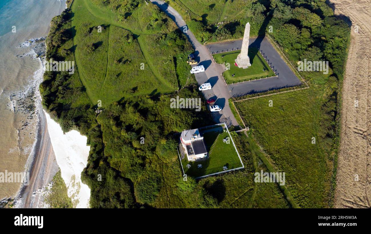 Luftbild von einer Drohne mit Blick auf das Dover Patrol Memorial und die ehemalige Küstenwache, St Margret's Bay, Kent Stockfoto