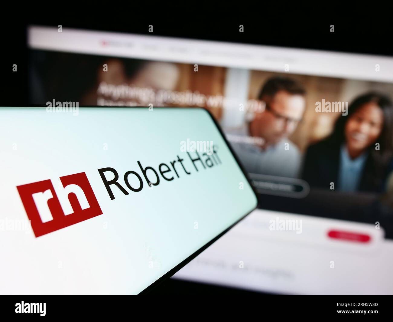 Handy mit Logo des amerikanischen Unternehmens Robert Half International Inc. Auf dem Bildschirm vor der Business-Website. Fokus auf der linken Seite des Telefondisplays. Stockfoto