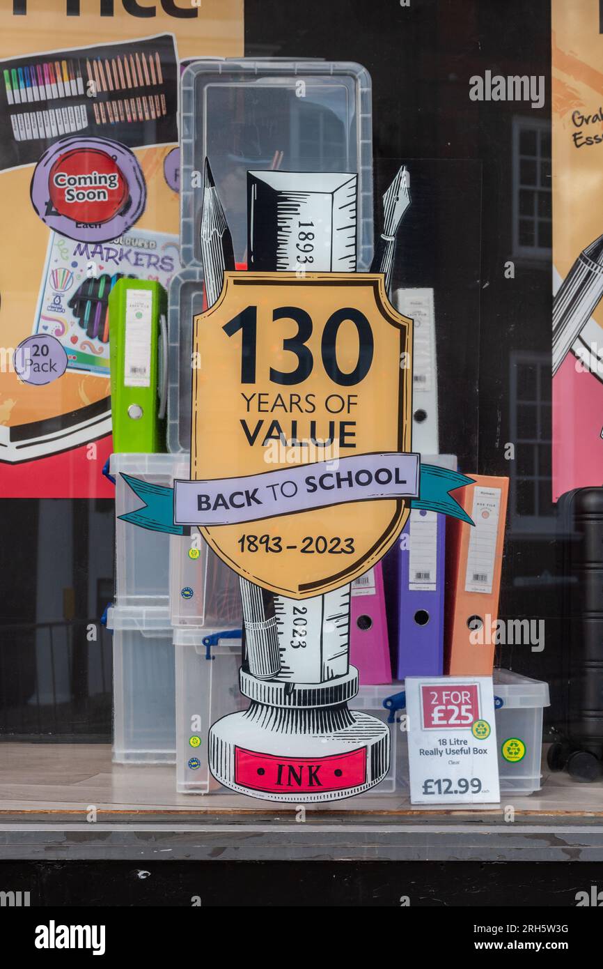 Rymans Schaufensterausstellung, Schreibwaren aus der Schule, 130 Jahre Value Business im Jahr 2023, England, Großbritannien Stockfoto