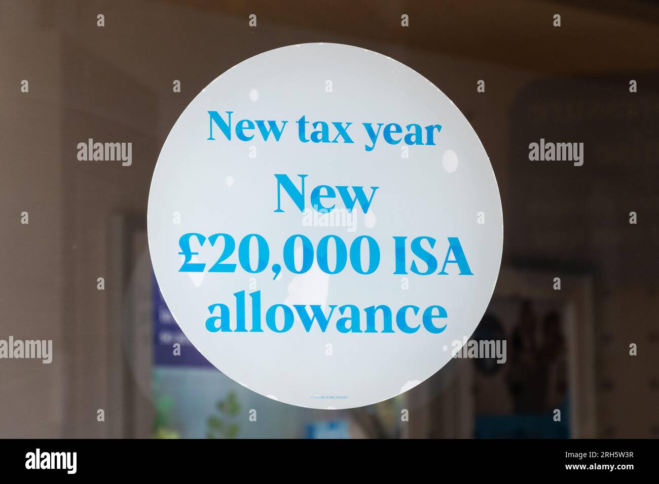 Neues Steuerjahr, neues Zeichen für £20000 ISA-Zulage im Fenster der Niederlassung der Baugesellschaft, England, Großbritannien Stockfoto