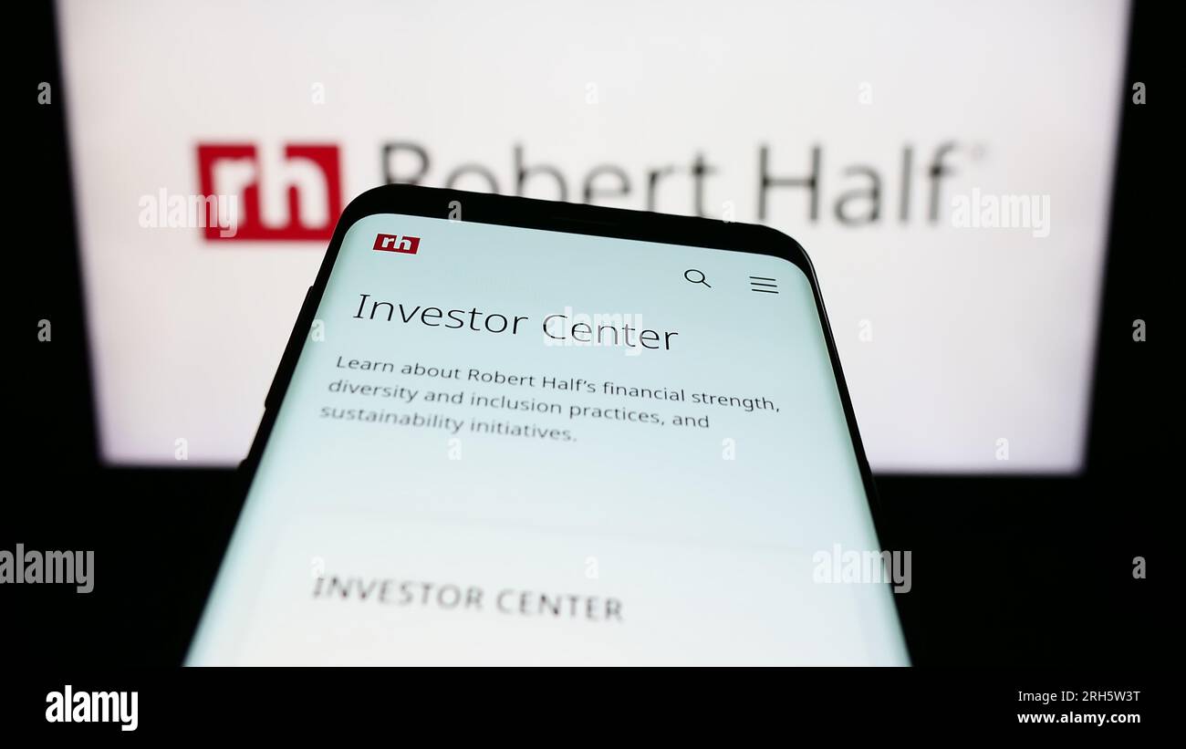 Mobiltelefon mit Webseite des US-Unternehmens Robert Half International Inc. Auf dem Bildschirm vor dem Firmenlogo. Fokus auf oberer linker Seite des Telefondisplays. Stockfoto