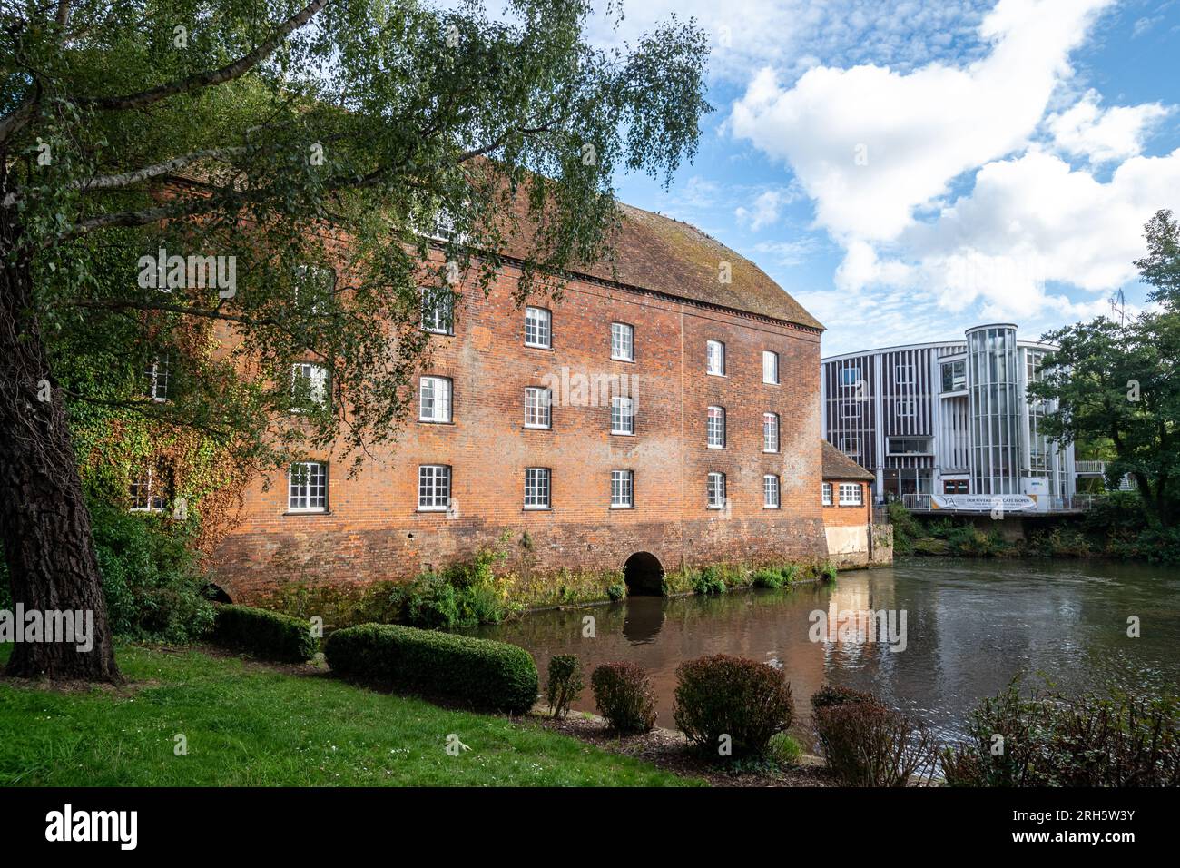 The Town Mill in Guildford, Surrey, England, Großbritannien, eine denkmalgeschützte Wassermühle aus dem 18. Jahrhundert im Zentrum von Guildford am Fluss Wey Stockfoto