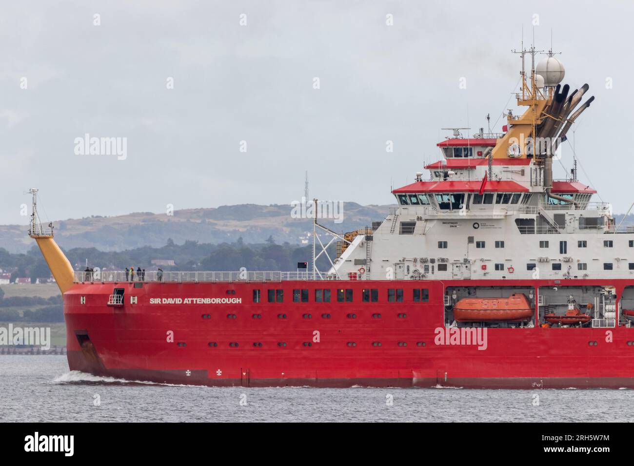 RRS Sir David Attenborough (Boaty McBoatface) Icebreaker verlässt den Hafen von Rosyth und segelt den Firth of Forth hinunter Stockfoto