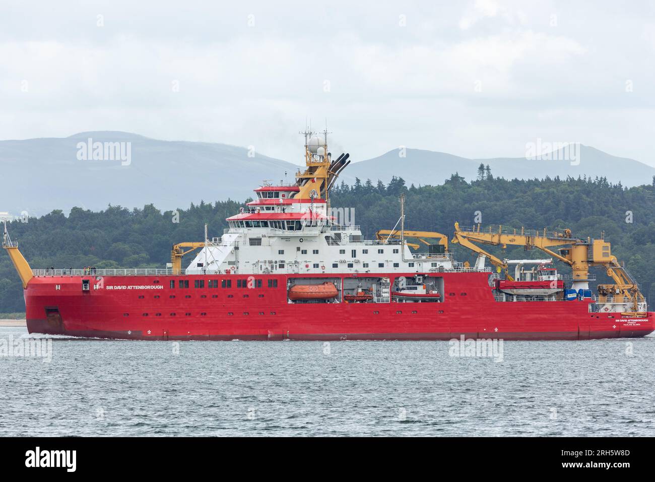 RRS Sir David Attenborough (Boaty McBoatface) Icebreaker verlässt den Hafen von Rosyth und segelt den Firth of Forth hinunter Stockfoto