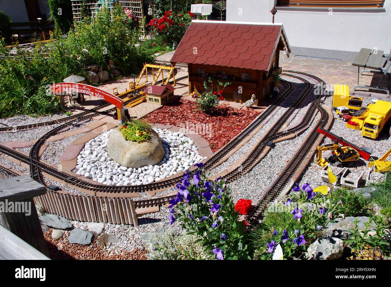 Kufstein, Österreich. Eine Modelleisenbahn im Stadtzentrum. Stockfoto