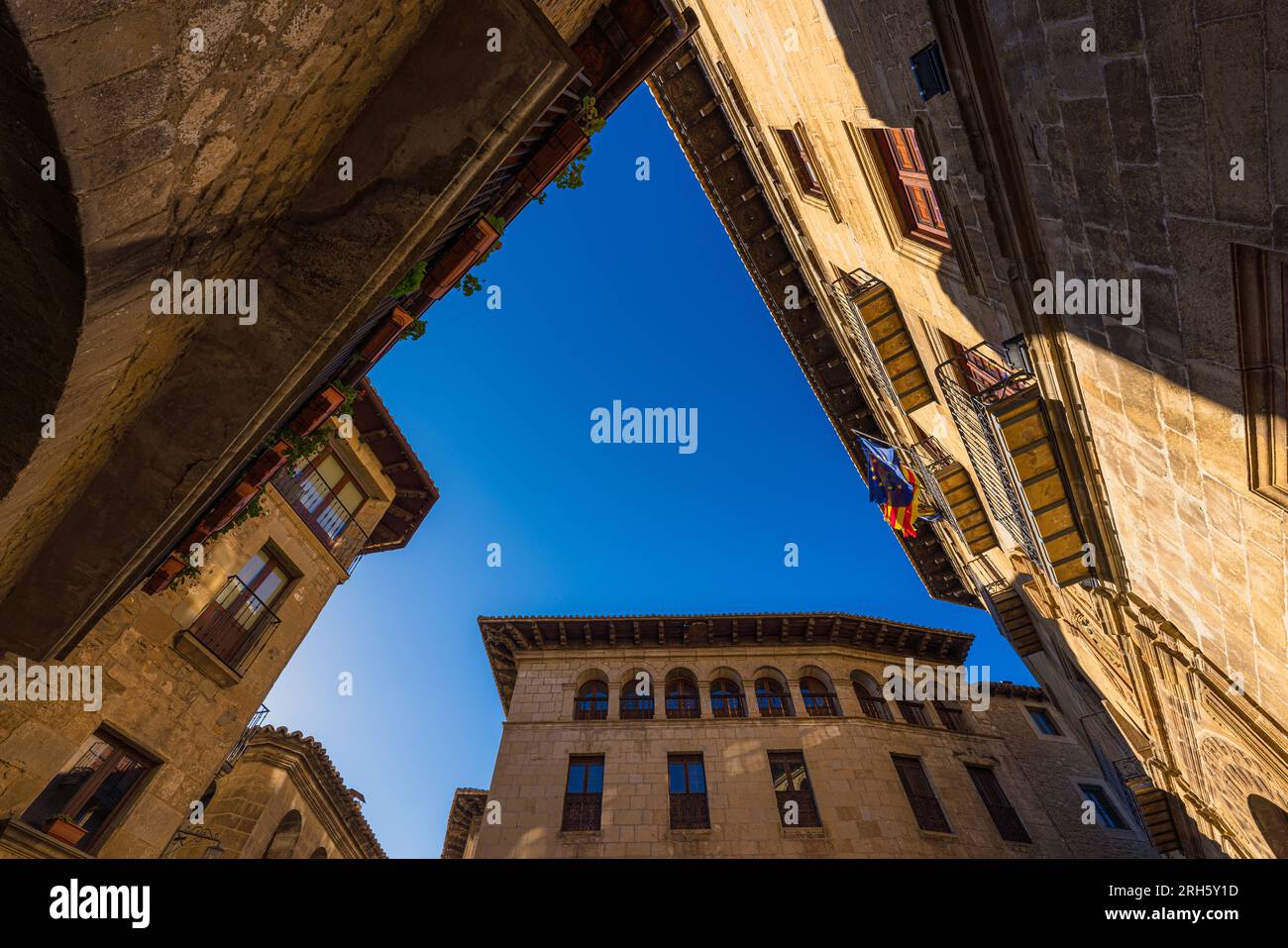 Blick aus dem niedrigen Winkel auf die historischen Gebäude an der Plaza de la Villa von Sos del Rey Católico, Spanien Stockfoto