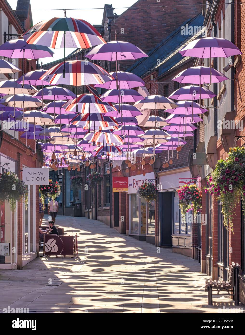 Ein Blick auf die hängenden Sonnenschirme an einem sonnigen Abend im Prince Bishops Place in Durham City, County Durham Stockfoto