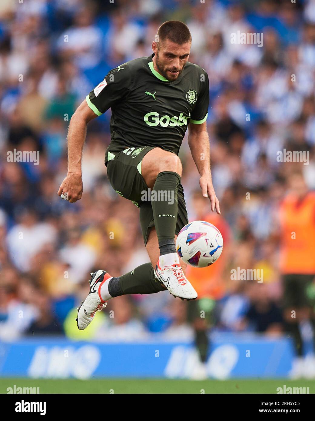 David Lopez vom Girona FC in Aktion während des La Liga EA Sports Matches zwischen Real Sociedad und Girona FC im reale Arena Stadium Stockfoto