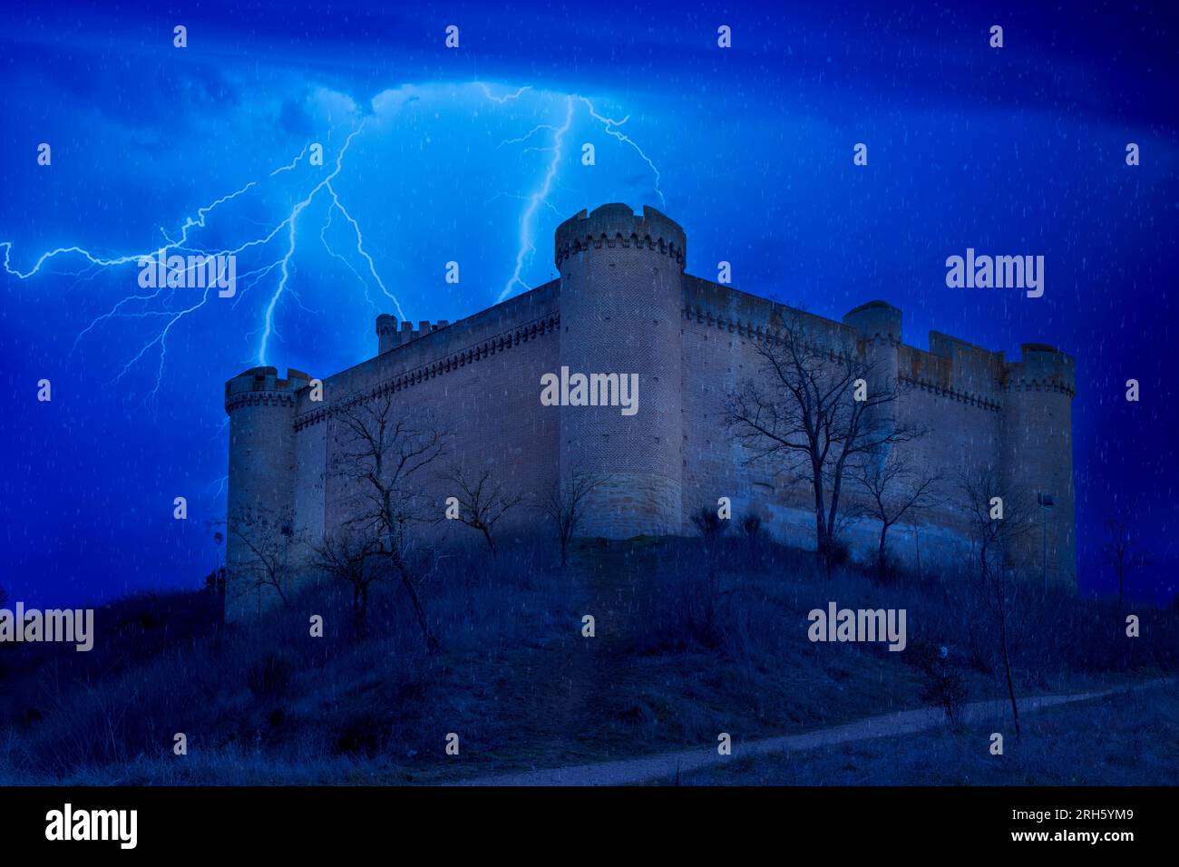 Spektakuläre mittelalterliche Burg bei Nacht mit Sturm Stockfoto