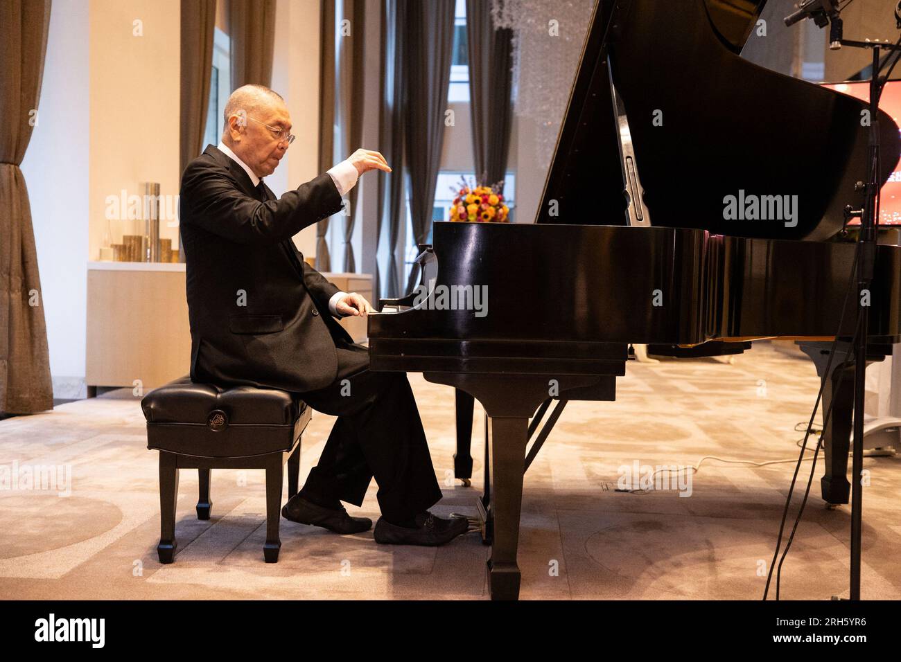 (230814) -- NEW YORK, 14. August 2023 (Xinhua) -- Chinese Piano maestro Liu Shikun spielt Klavier bei der Zeremonie des Most Outstanding Asian Artist Lifetime Achievement Award in New York City, USA, 12. August 2023. Liu Shikun, ein 84-jähriger chinesischer klaviermaestro, wurde am Wochenende mit dem herausragendsten Asian Artist Lifetime Achievement Award in New York City ausgezeichnet. (Chinese American Arts Council/Sandy Fan/Handout über Xinhua) Stockfoto