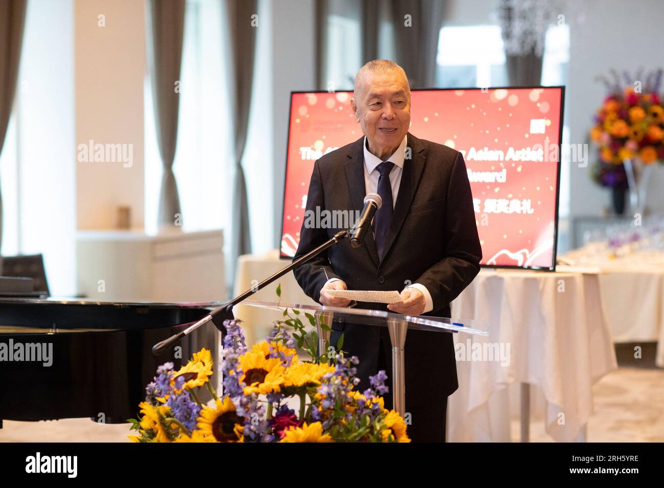 (230814) -- NEW YORK, 14. August 2023 (Xinhua) -- Chinese Piano maestro Liu Shikun spricht bei der Zeremonie des Most Outstanding Asian Artist Lifetime Achievement Award in New York City, USA, 12. August 2023. Liu Shikun, ein 84-jähriger chinesischer klaviermaestro, wurde am Wochenende mit dem herausragendsten Asian Artist Lifetime Achievement Award in New York City ausgezeichnet. (Chinese American Arts Council/Sandy Fan/Handout über Xinhua) Stockfoto
