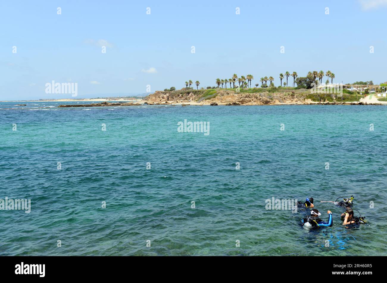 Tauchschüler üben im Caesarea Harbor, Israel. Stockfoto