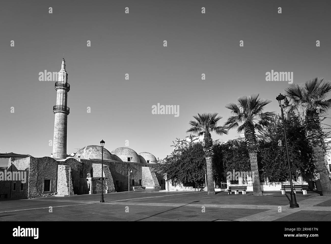 Eine Steinmoschee mit Minarett in der Stadt Rethymno auf der Insel Kreta in Griechenland, monochrom Stockfoto