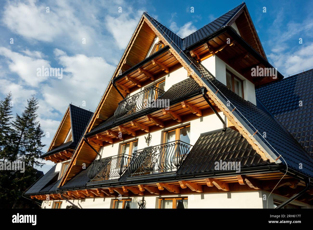 MURZASICHLE, POLEN - 28. APRIL 2023: Sadelski Dwor Hotel in Murzasichle, Polen, in den Bergen der Hohen Tatra mit typischem architektonischem Stil Stockfoto