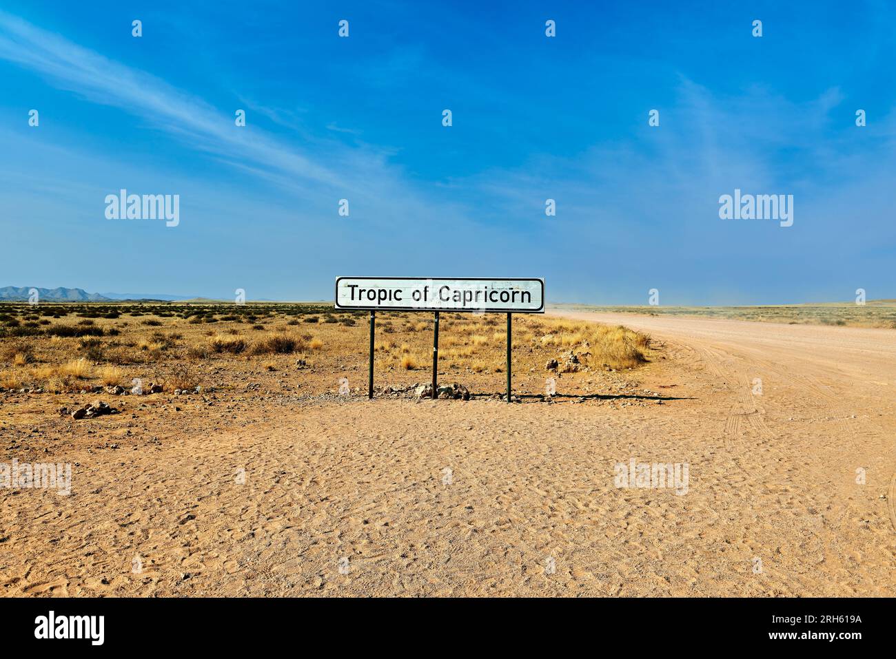Namibia. Fahren auf einer unbefestigten Straße, überqueren den Tropic von Capricorn Stockfoto