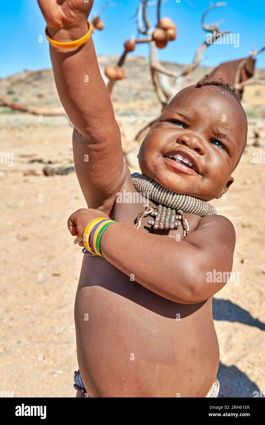 Namibia. Porträt eines Himba-Kindes im Raum Kunene Stockfoto