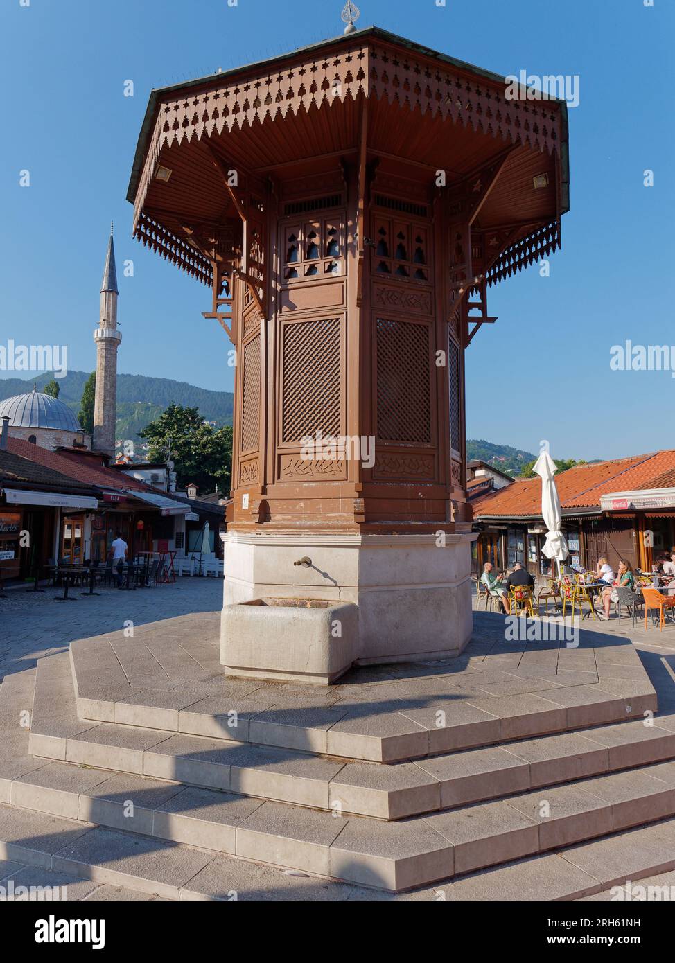 Der Sebilj, ein Brunnen im ottomanischen Stil im Stadtteil Baščaršija in Sarajevo, Bosnien und Herzegowina, 14. August 2023. Stockfoto