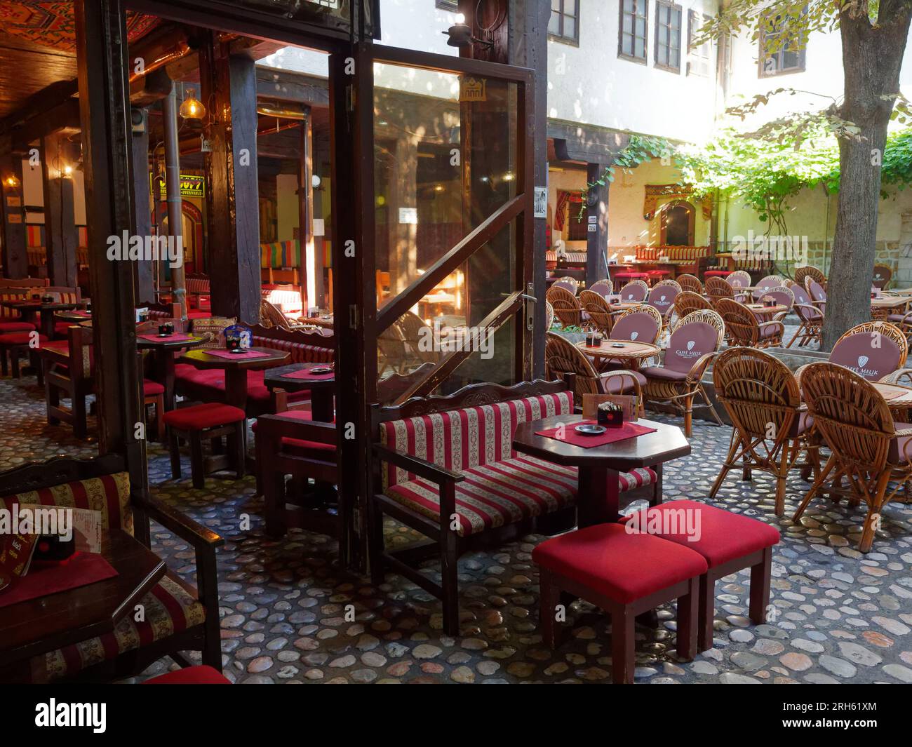 Innenhof mit Café/Restaurant in Sarajevo, Bosnien und Herzegowina, 14. August 2023. Stockfoto
