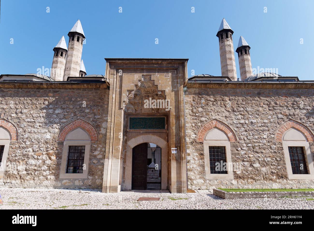 Außenansicht des Museums/der Bibliothek Gazi Husrev-Beg in der Gegend von Kuršumlija Madrasa (Gymnasium), Stadt Sarajevo, Bosnien und Herzegowina, 14. August 2023. Stockfoto