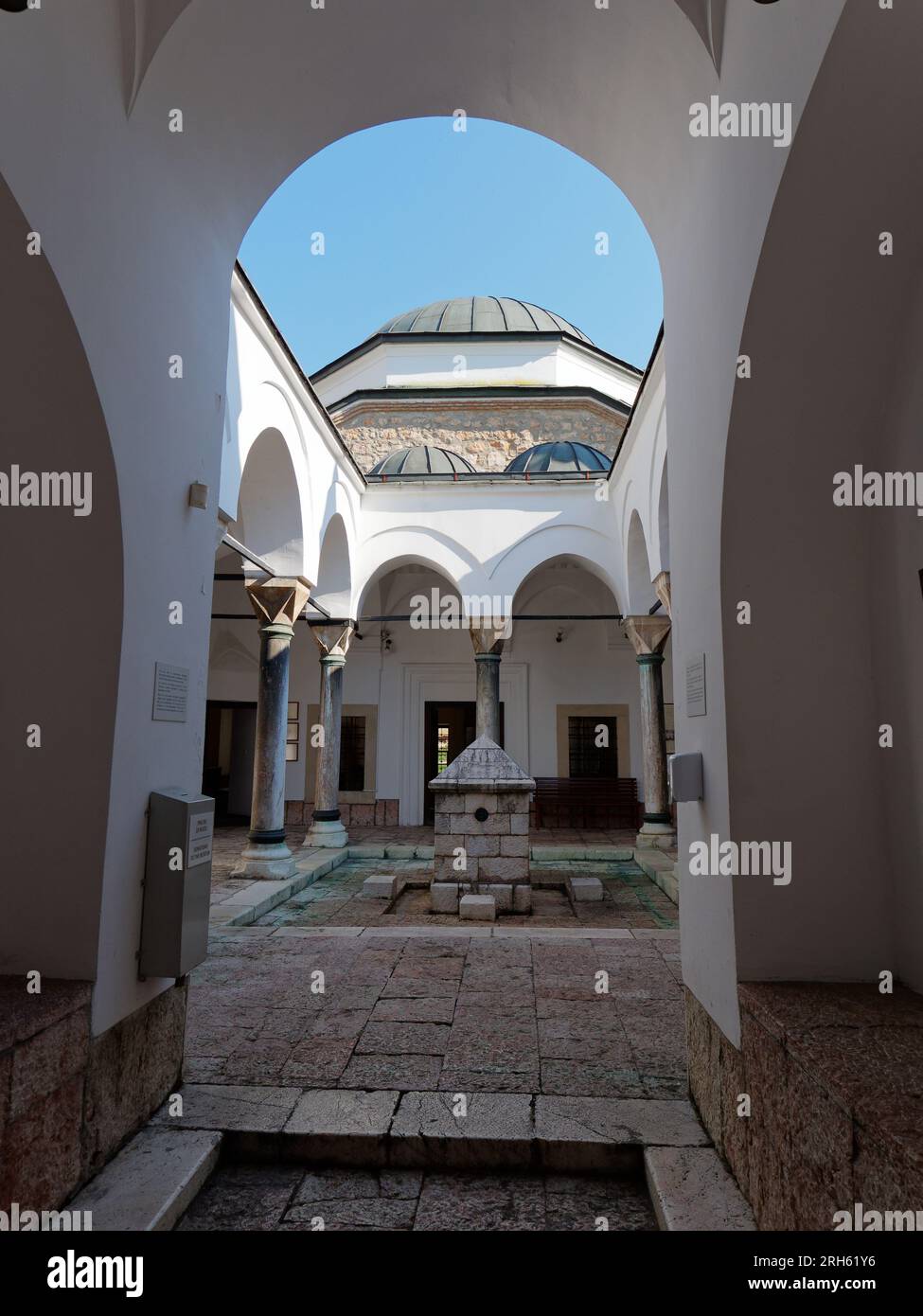 Gazi Husrev-Beg Museum/Bibliothek in der Gegend von Kuršumlija Madrasa (Gymnasium), Stadt Sarajevo, Bosnien und Herzegowina, 14. August 2023. Stockfoto