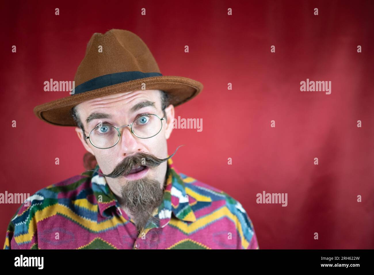 Ein alter Hipster-Mann mit Schnurrbart, Brille und Gesicht der Überraschung und Missbilligung Stockfoto