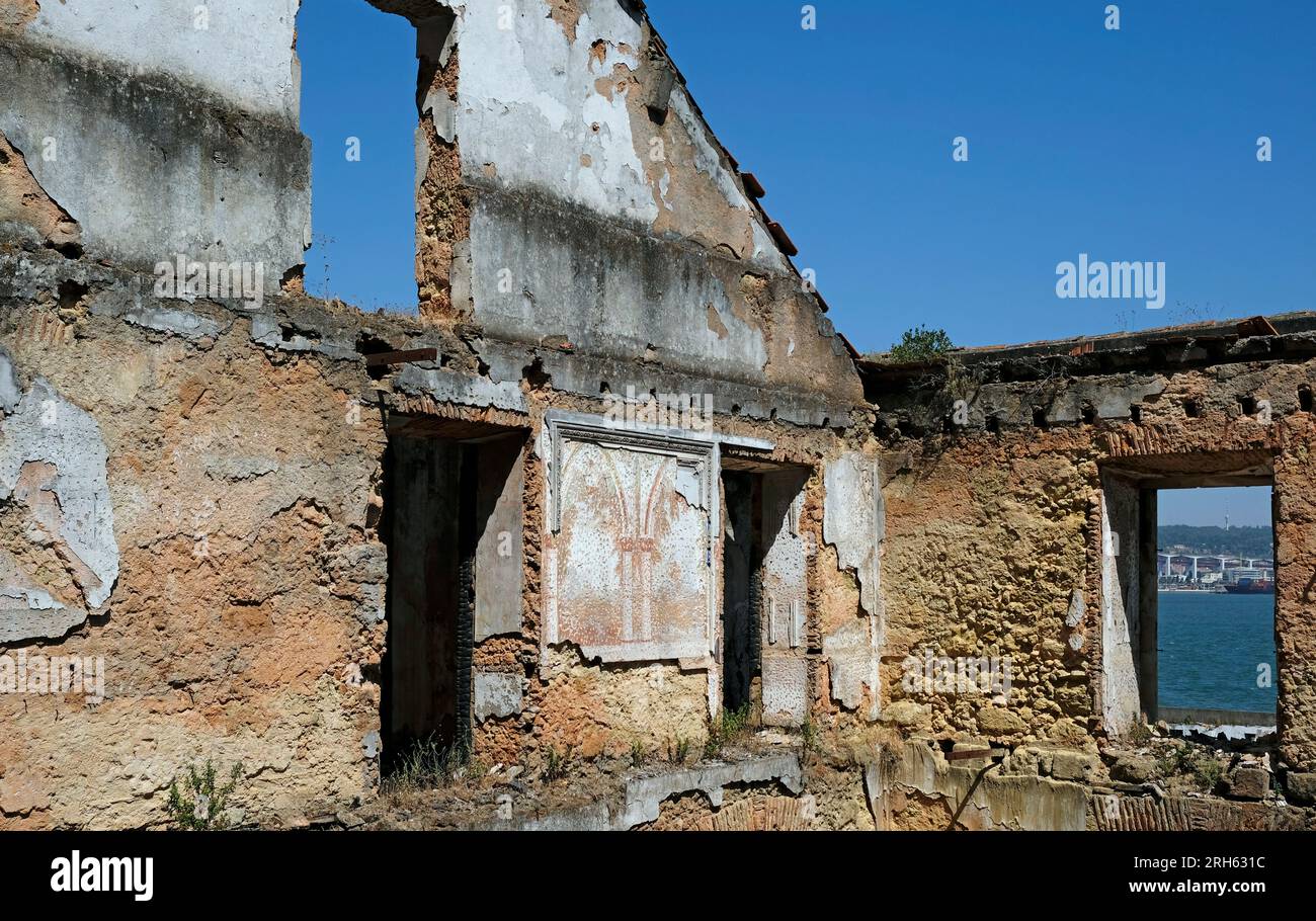 In der Ruine eines ausgebrannten Gebäudes, nachdem das Feuer das Dach überflutete Stockfoto