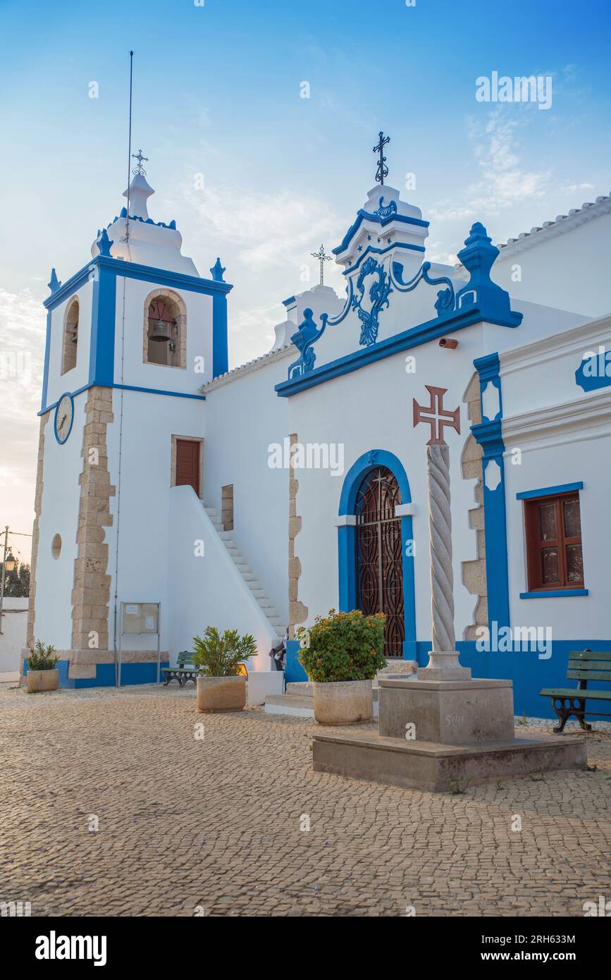 Igreja Matriz De Alvor, die wichtigste Kirche im portugiesischen Dorf Alvor, von Largo Da Igreja aus gesehen Stockfoto