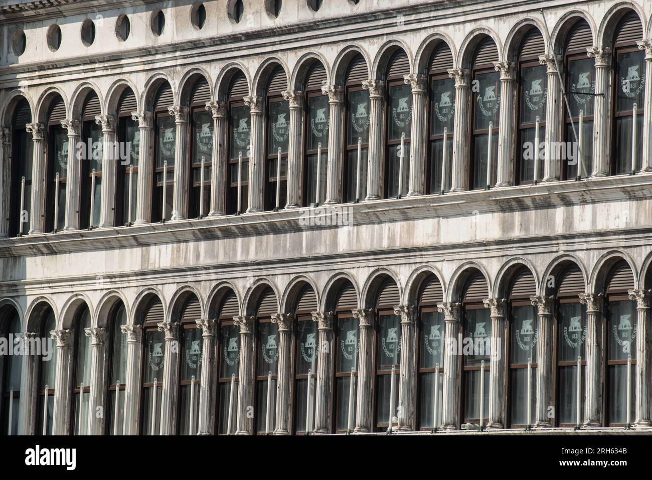 Bogenfenster des Procuratie Vecchie Building aus dem 16. Jahrhundert in St. Markusplatz, Venedig, Italien Stockfoto