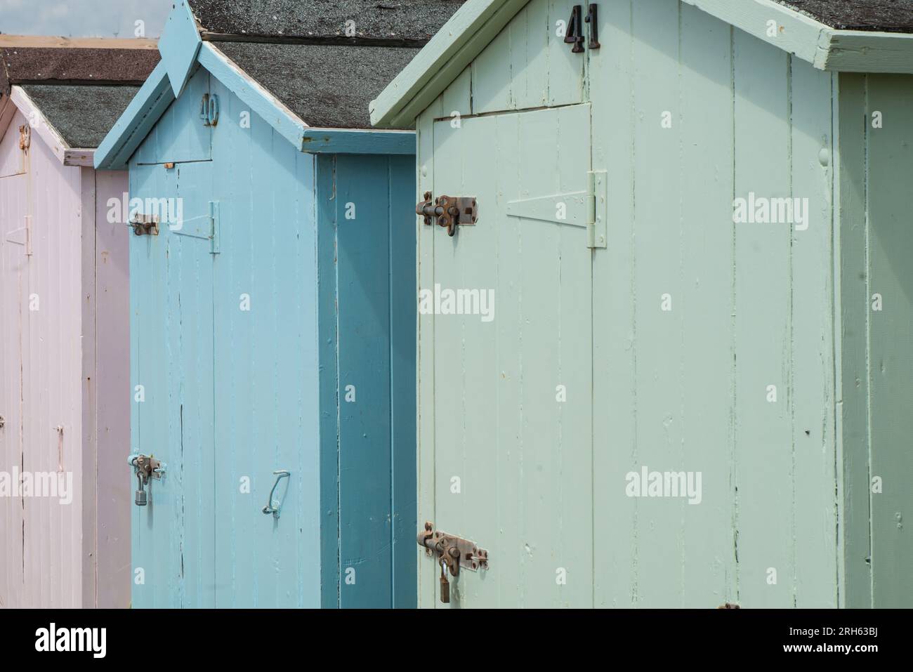 Hölzerne Strandhütten in Pastelltönen im Budleight Salterton, Devon, England Stockfoto