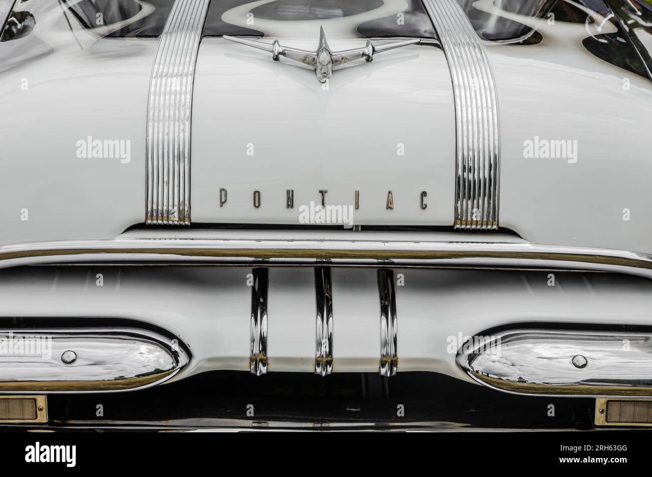 Frontdetail eines 1955 Pontiac Star Chief mit der berühmten Flugzeughaube und dem Pontiac Emblem Stockfoto