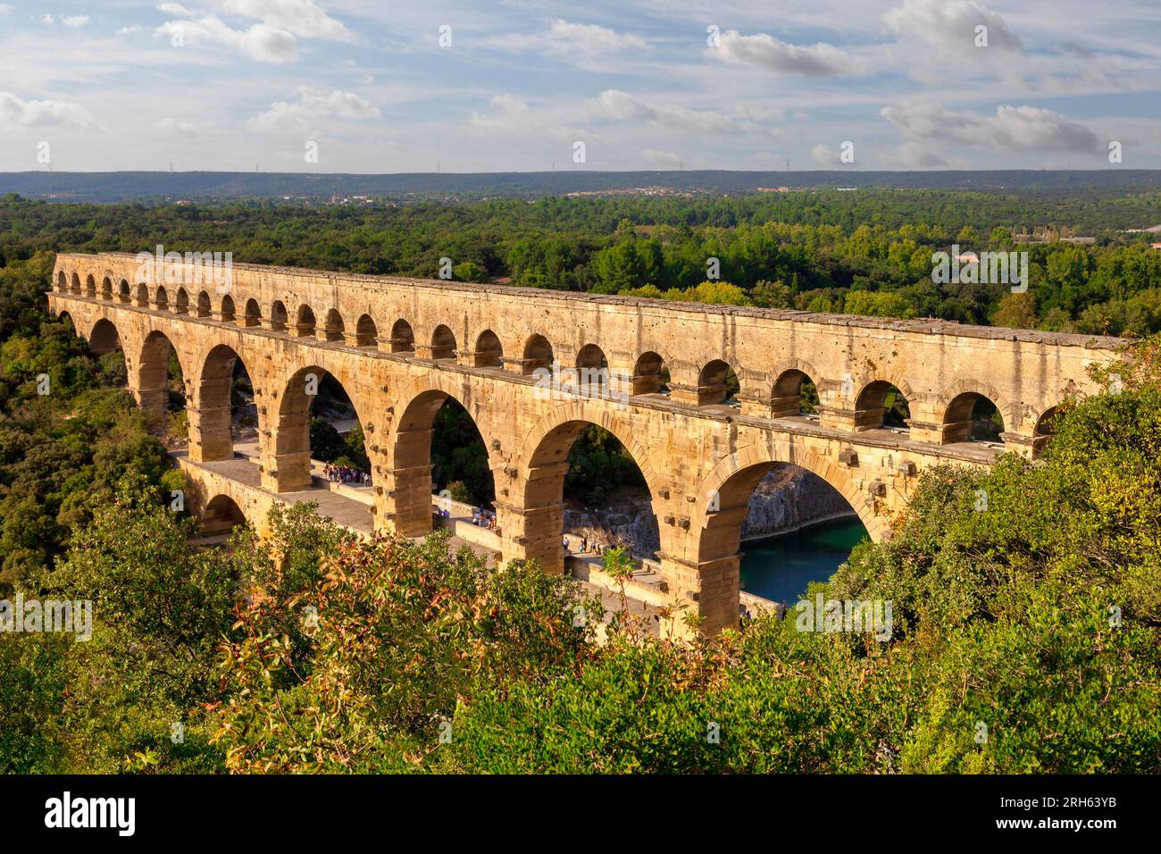 Pont du Gard Roman Aqueduct, Languedoc-Roussillon, Frankreich, im Frühherbst. Es wurde von den Römern im ersten Jahrhundert n. Chr. gebaut, um Wasser zu transportieren Stockfoto