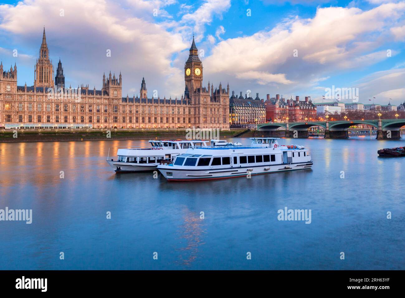 Big Ben und die Houses of Parliament, London, Großbritannien, die Themse und Boote. Sehr leichte Bewegungsunschärfe auf dem vorderen Boot bei großen Größen. Stockfoto