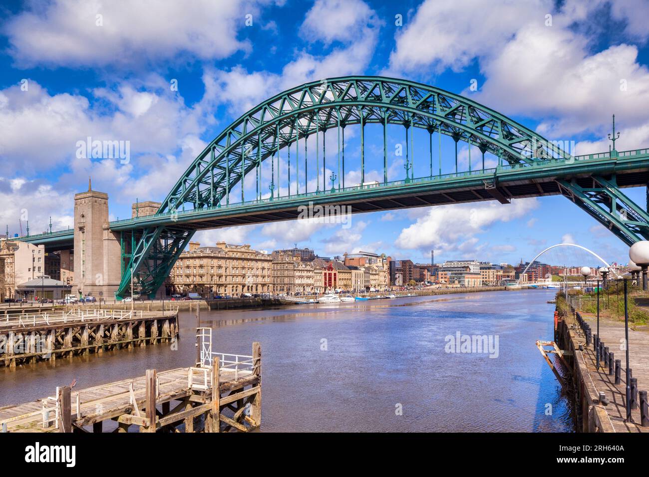 Newcastle Upon Tyne, Großbritannien - die Tyne Bridge und der Fluss Tyne, im Nordosten Englands, Großbritannien, an einem hellen Frühlingstag, mit historischem Ufer ... Stockfoto