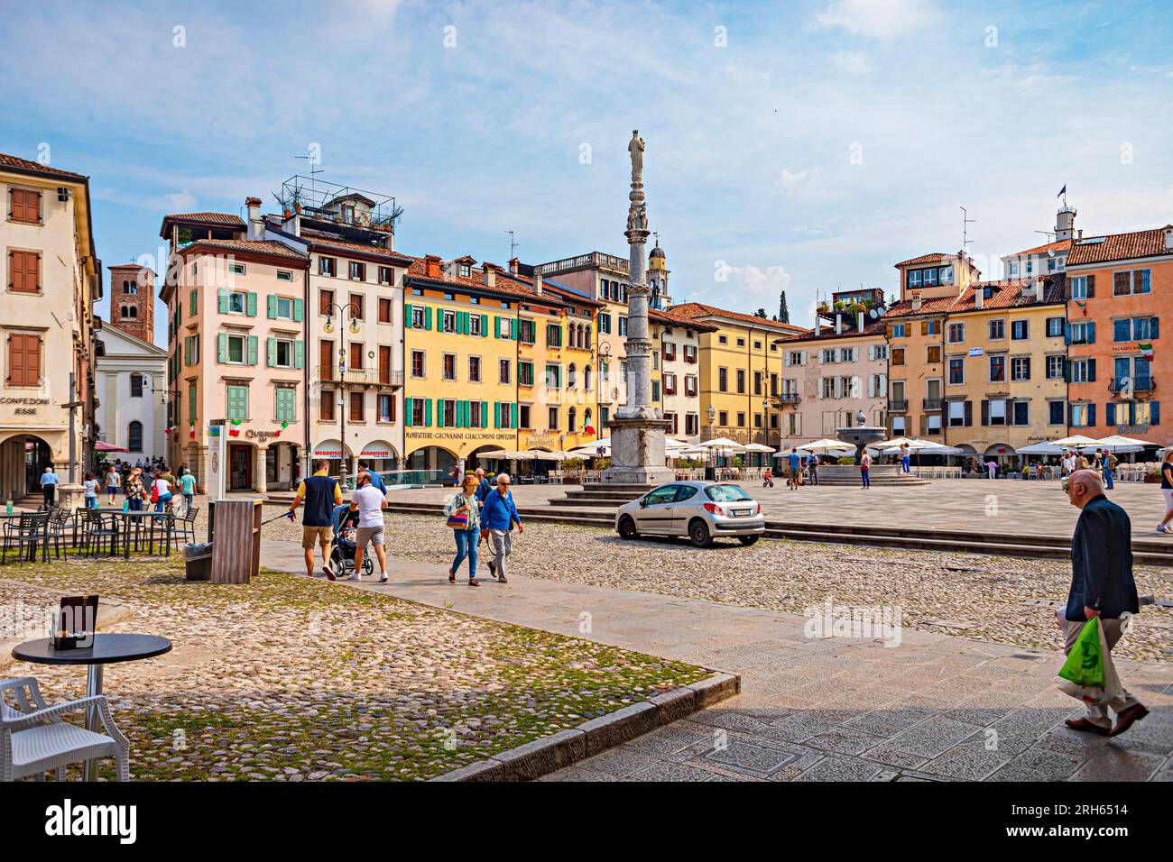 UDINE, FRIAUL-JULISCH VENETIEN, ITALIEN - CIRCA JUNY, 2023: Straßen der Stadt Udine, Italien. Stockfoto