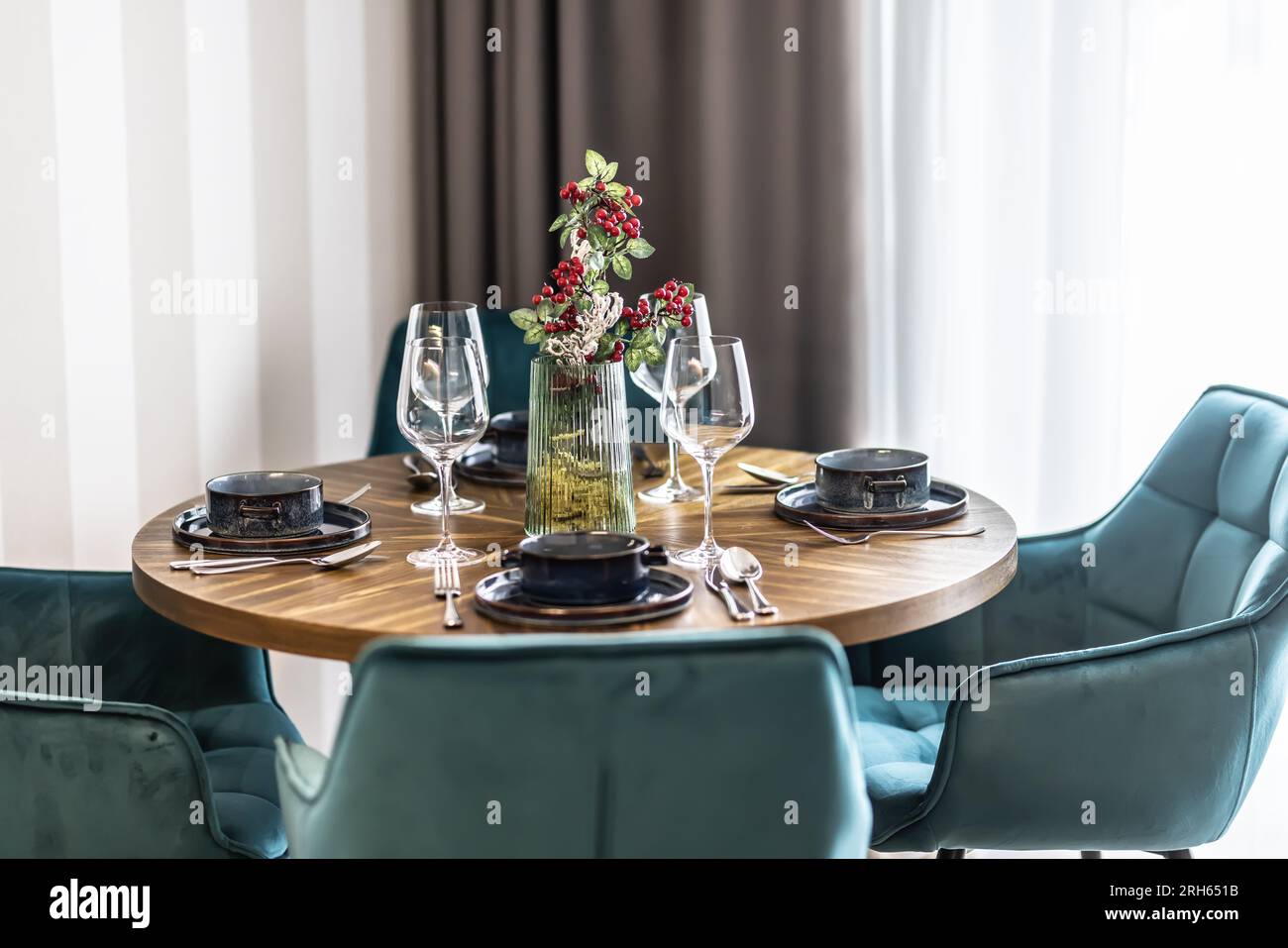 Speisesaal mit Holztisch und blauem Stehfußboden im modernen Apartment. Modernes Ambiente im Essbereich des Apartments. Stockfoto