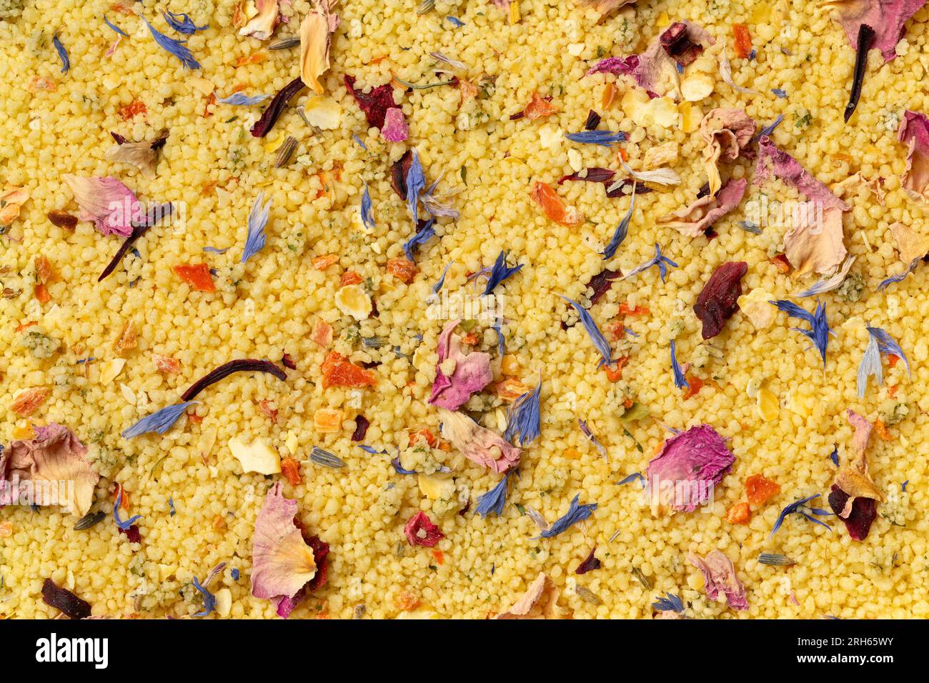 Couscous mit getrockneten Blumen im Vollformat als Hintergrund-Nahaufnahme Stockfoto