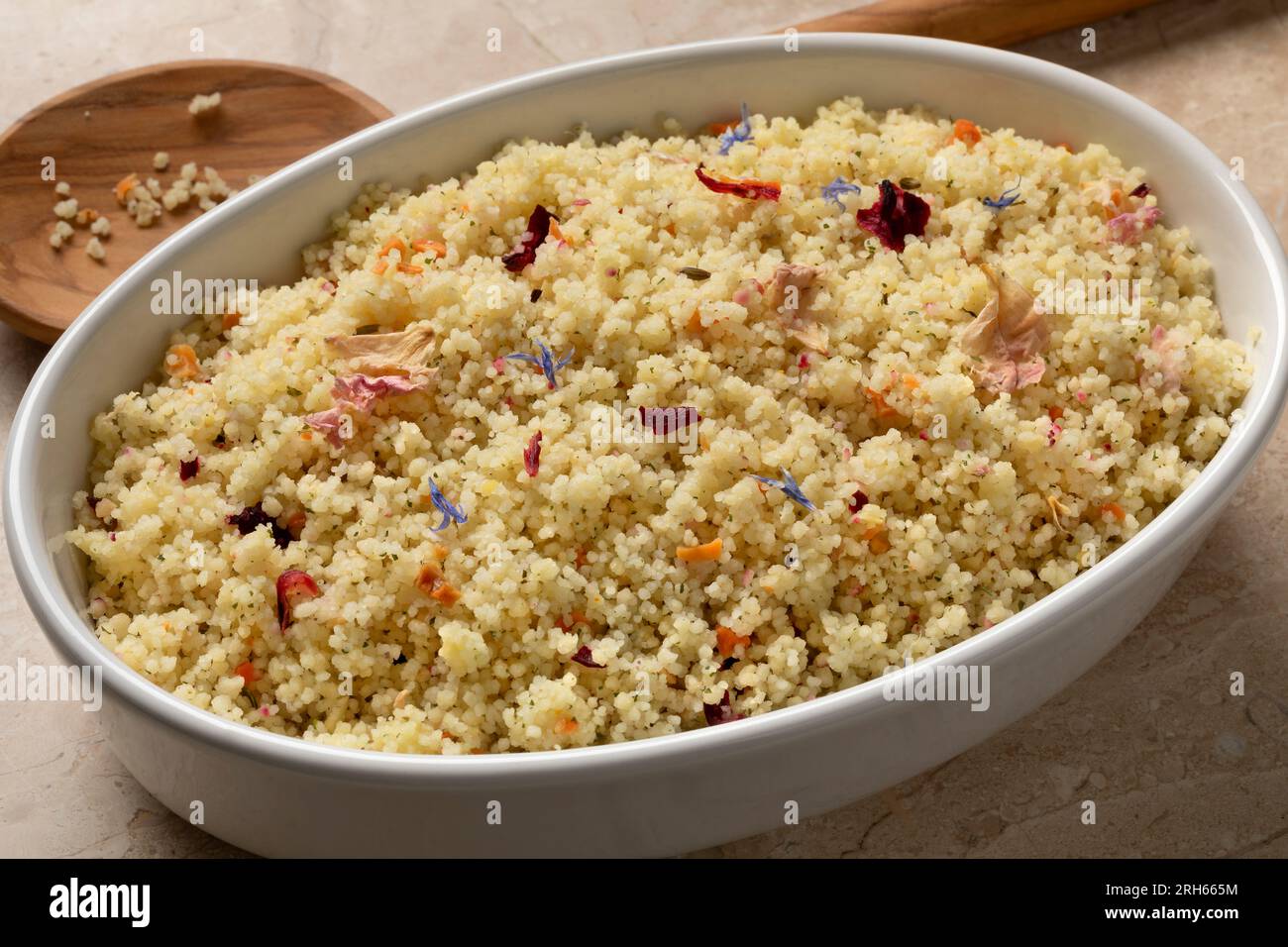 Gericht mit gekochtem Couscous gewürzt mit einer Mischung aus getrockneten Blumen aus nächster Nähe Stockfoto