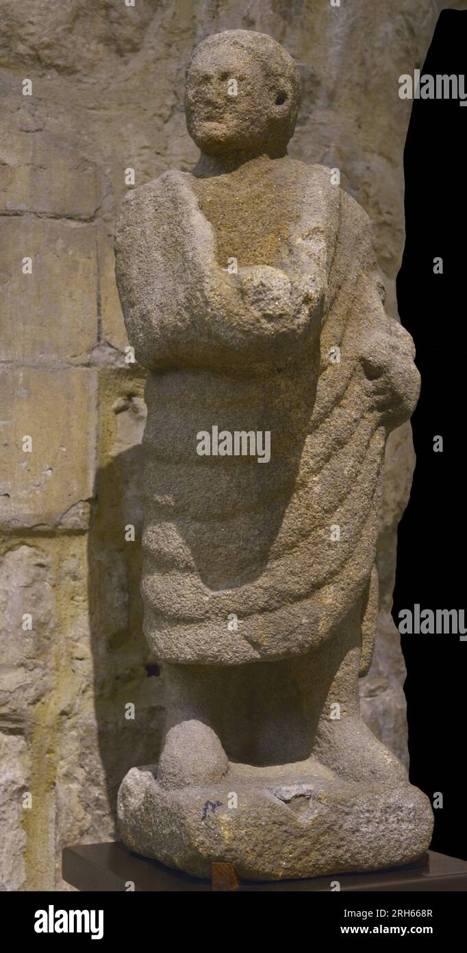 Römische Statue, die einen Mann in Toga darstellt. Granit. Herkunft unbekannt. Im 16. Jahrhundert wurde es an der Mündung des Flusses Douro in Portugal platziert. Archäologisches Museum Von Carmo. Lissabon, Portugal. Stockfoto