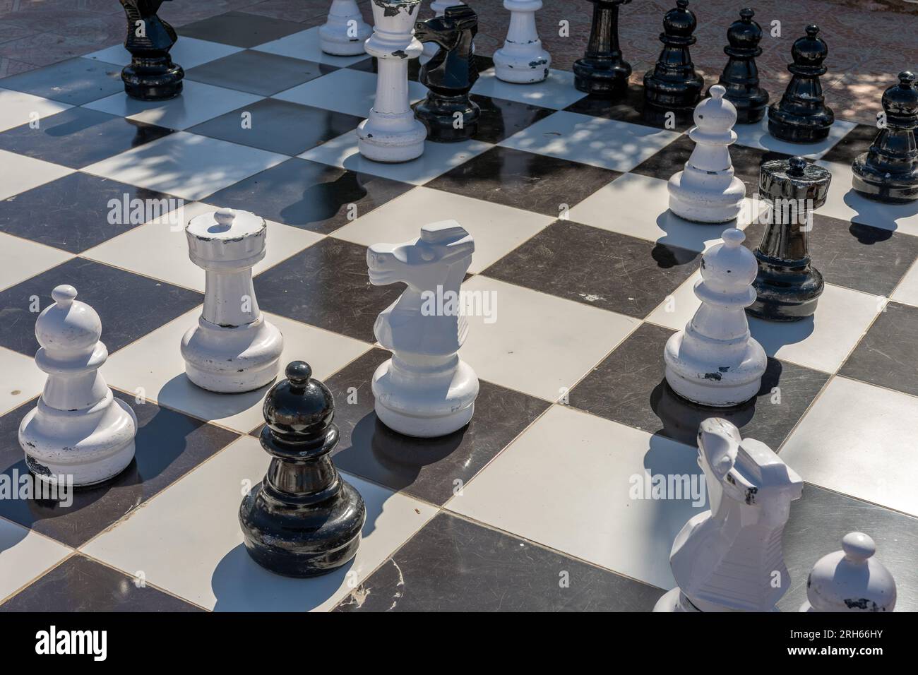 Schachriesen-Brettspiel im Garten. Stockfoto