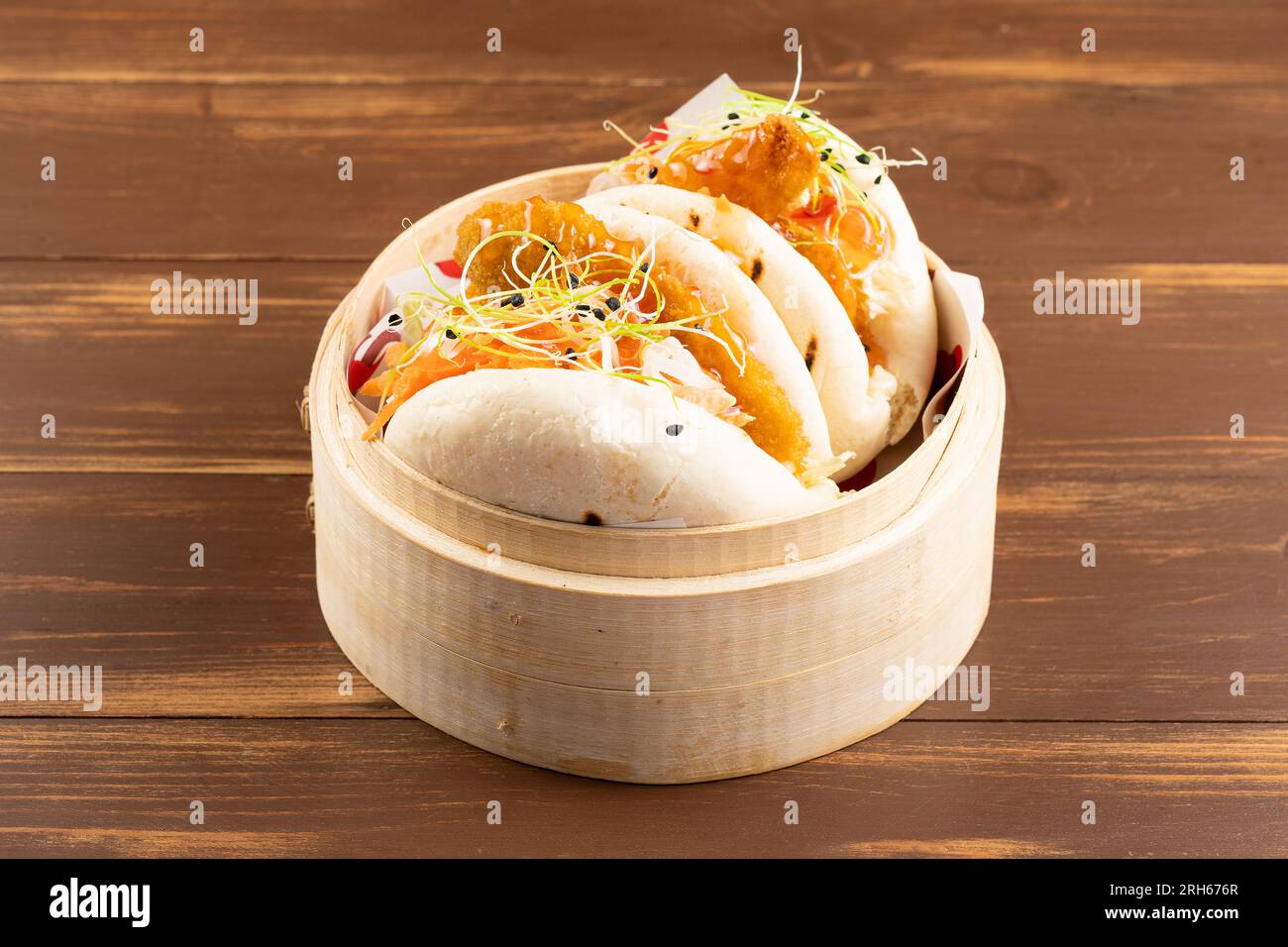 Nahaufnahme von Bao Brötchen, gedünsteten Brötchen mit Huhn und Gemüse. Asiatische Küche. Stockfoto